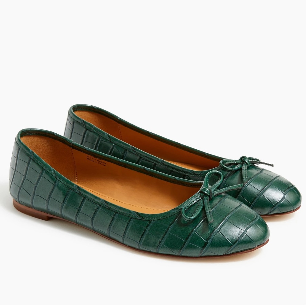 EUC J Crew Factory Green Croc Flats in 8